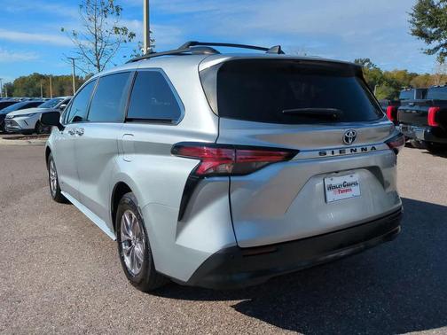 2021 Toyota Sienna XLE 8 Passenger