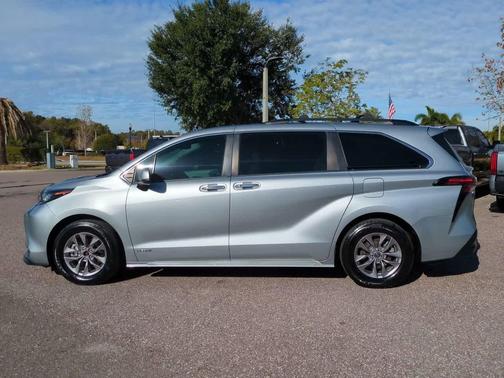 2021 Toyota Sienna XLE 8 Passenger