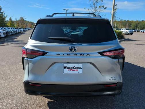 2021 Toyota Sienna XLE 8 Passenger