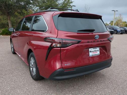 2025 Toyota Sienna XLE