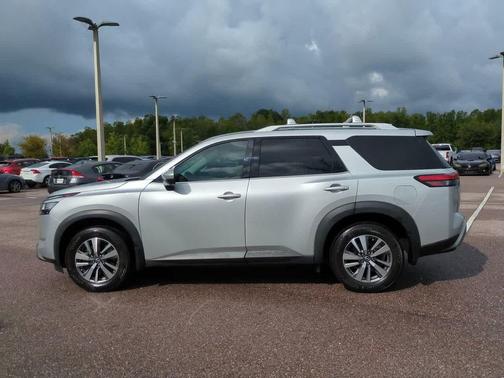 2022 Nissan Pathfinder SL 2WD