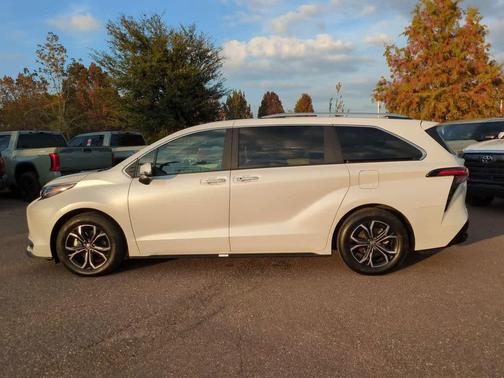 2025 Toyota Sienna Platinum