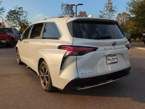2025 Toyota Sienna Platinum