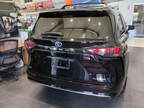 2025 Toyota Sienna Platinum