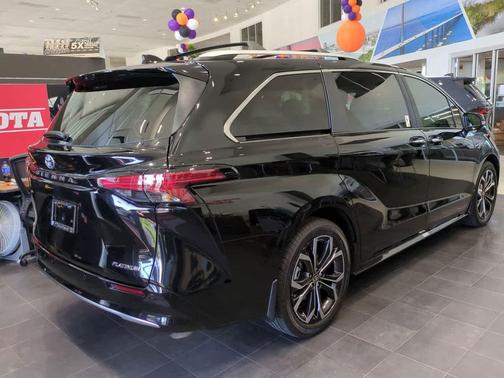 2025 Toyota Sienna Platinum