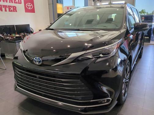 2025 Toyota Sienna Platinum
