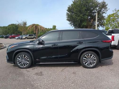 2021 Toyota Highlander Hybrid Platinum