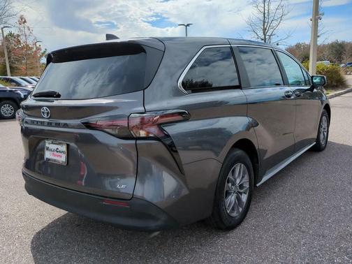 2025 Toyota Sienna LE