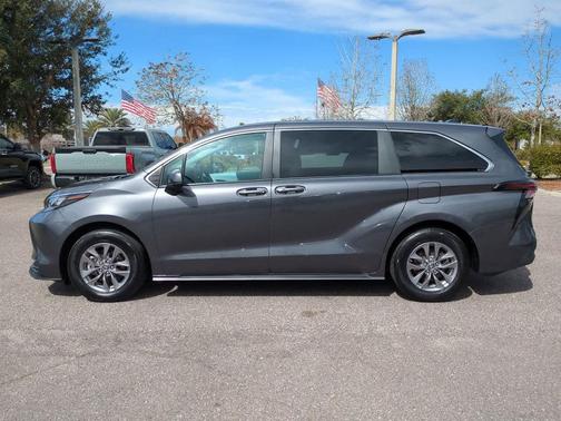 2025 Toyota Sienna LE