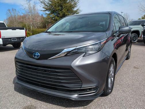 2025 Toyota Sienna LE