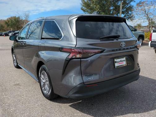 2025 Toyota Sienna LE