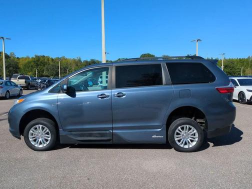 2017 Toyota Sienna XLE
