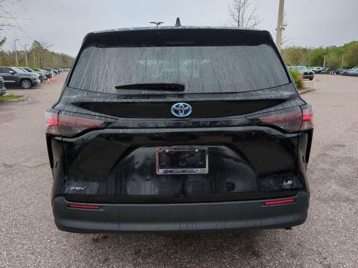 2025 Toyota Sienna LE