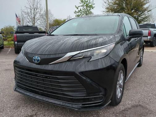 2025 Toyota Sienna LE