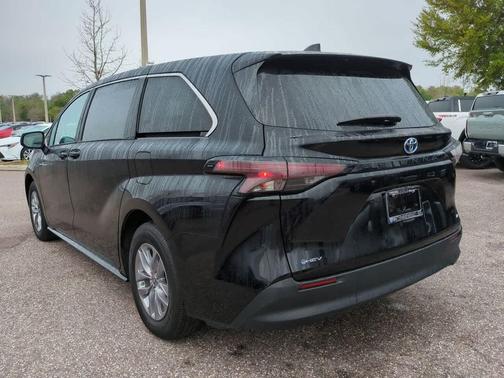 2025 Toyota Sienna LE
