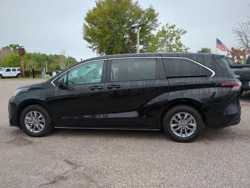 2025 Toyota Sienna LE