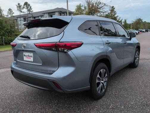 Moon Dust 2022 Toyota Highlander XLE