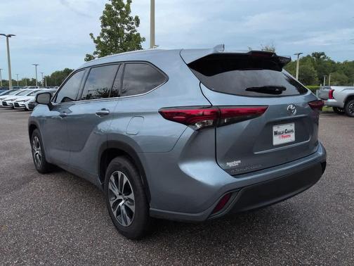 Moon Dust 2022 Toyota Highlander XLE