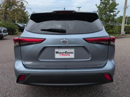 Moon Dust 2022 Toyota Highlander XLE