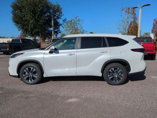 2025 Toyota Highlander XLE
