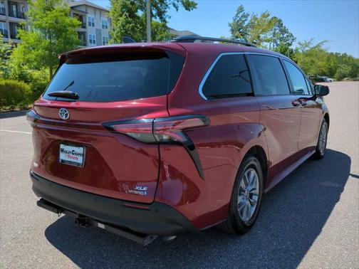 2022 Toyota Sienna XLE 8 Passenger