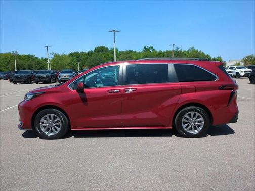 2022 Toyota Sienna XLE 8 Passenger