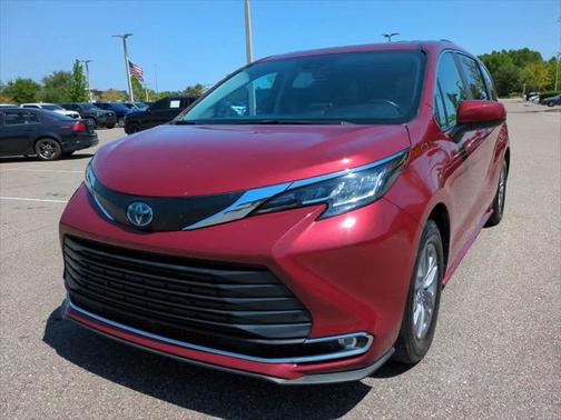 2022 Toyota Sienna XLE 8 Passenger