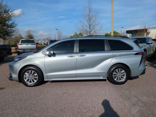 2022 Toyota Sienna LE