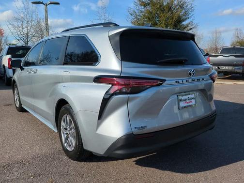 2022 Toyota Sienna LE