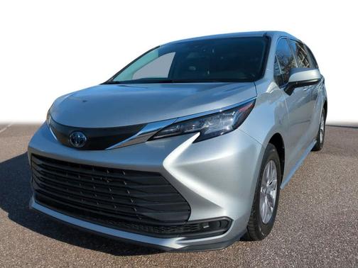 2022 Toyota Sienna LE