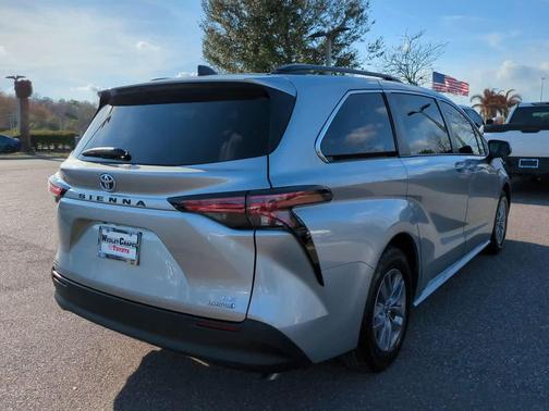 2022 Toyota Sienna LE