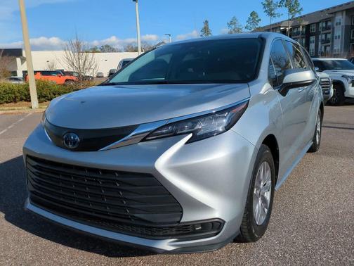 2022 Toyota Sienna LE