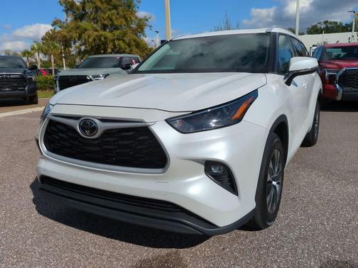 2024 Toyota Highlander LE