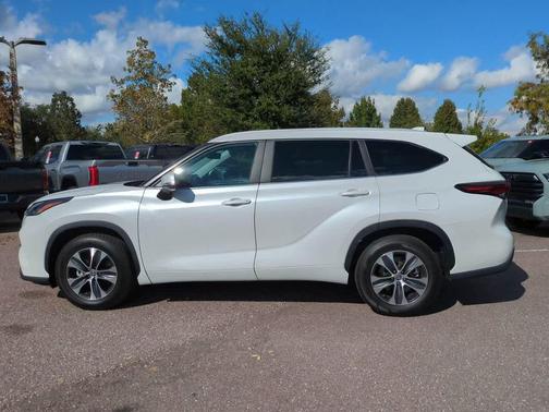 2024 Toyota Highlander LE