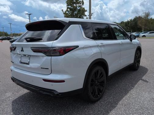 White Diamond 2026 Mitsubishi Outlander SE