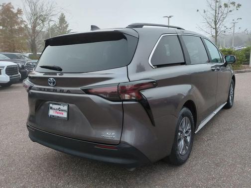 2024 Toyota Sienna XLE
