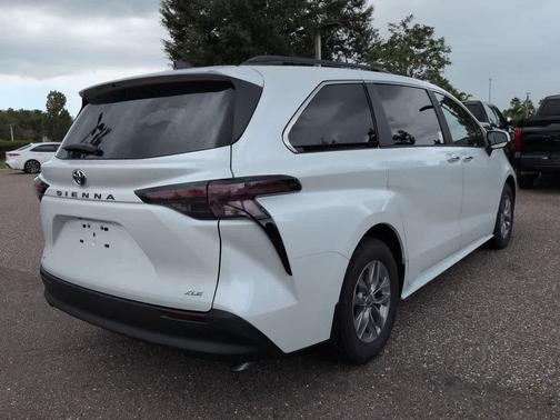 Wind Chill Pearl 2026 Toyota Sienna XLE