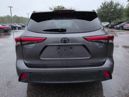 Magnetic Gray Metallic 2021 Toyota Highlander XLE