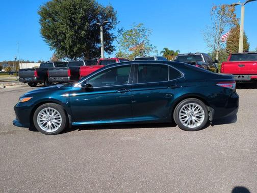 2020 Toyota Camry Hybrid XLE