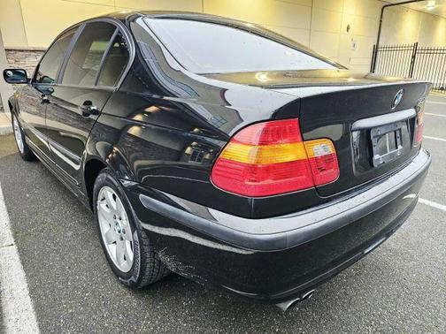 Black 2002 BMW 325 xi
