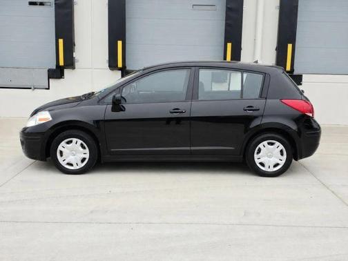 Super Black 2010 Nissan Versa 1.8 S