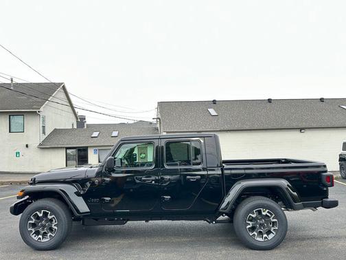 Black Clearcoat 2026 Jeep Gladiator Sahara 4x4