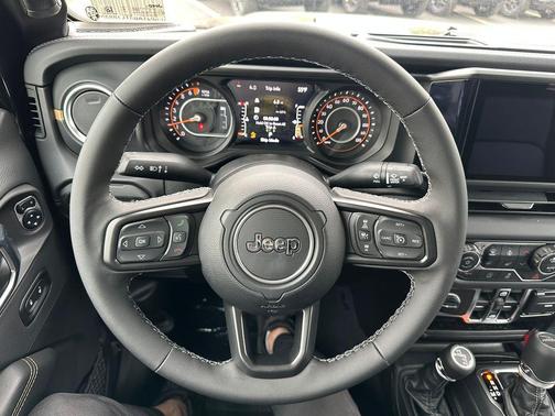 Black Clearcoat 2026 Jeep Gladiator Sahara 4x4
