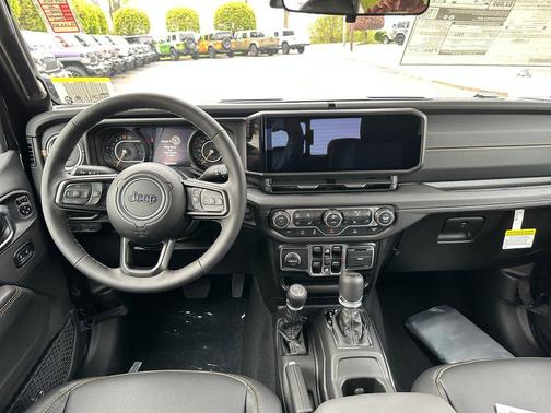 Black Clearcoat 2026 Jeep Gladiator Sahara 4x4