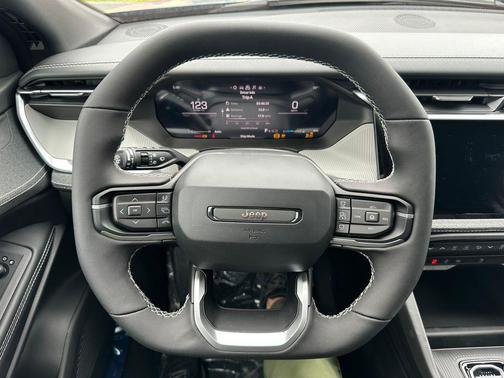 Diamond Black Crystal Pearlcoat 2026 Jeep Cherokee Laredo