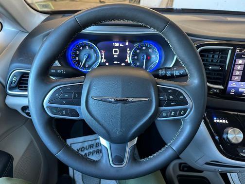 Brilliant Black Crystal Pearlcoat 2023 Chrysler Pacifica Touring L