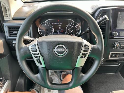 2023 Nissan Titan SV