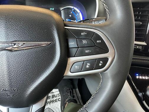 Bright White Clearcoat 2024 Chrysler Pacifica Hybrid Select