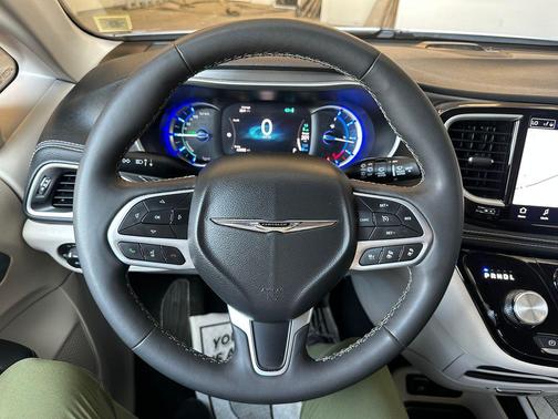 Bright White Clearcoat 2024 Chrysler Pacifica Hybrid Select