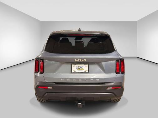 Everlasting Silver 2022 Kia Sorento LX